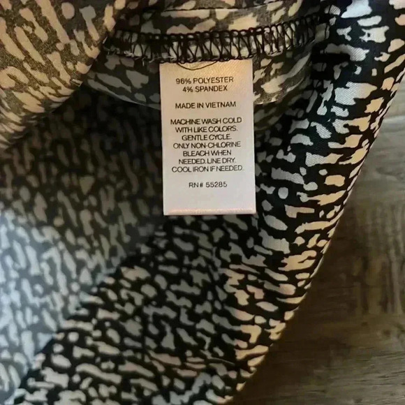 ✨🆕EXPRESS🆕✨  | Black And White Speckled Blouse - Picture 8 of 9